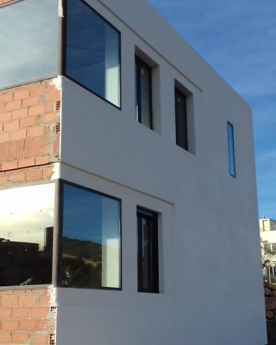 Estucado de cal en fachada por Decoraciones Miró en Castellón