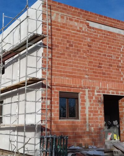 Revestimiento de fachada con mortero de cal realizado por Decoraciones Miró en Castellón