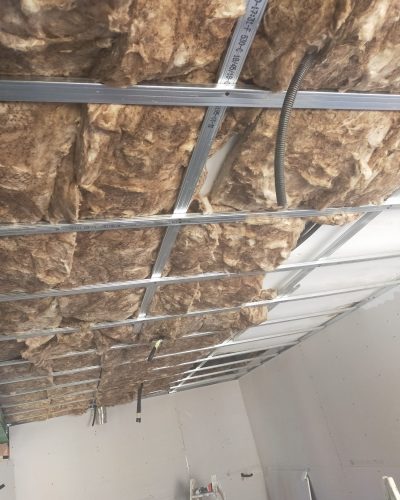 Instalación de aislamiento acústico en techo por Decoraciones Miró en Castellón